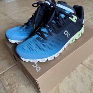 On Running 8.5 Men’s Cloud flow Sneakers in Ink/Meadow. Lightweight and stylish